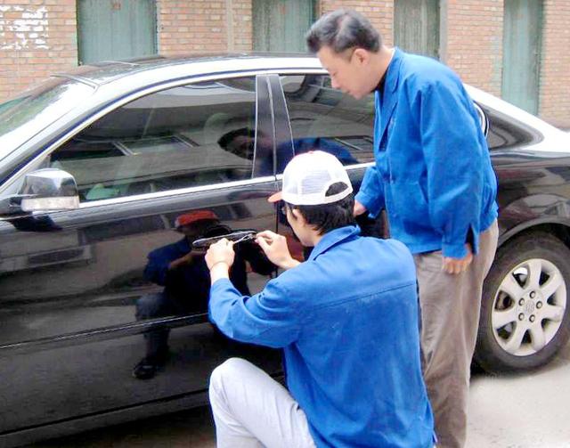 扎鲁特旗汽车钥匙丢在车里面怎么办?
